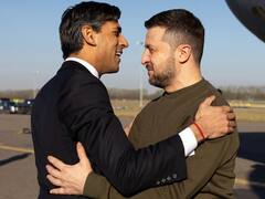 रूस से छिड़ी जंग के बीच यूक्रेन के राष्ट्रपति वोलोडिमीर जेलेंस्की अचानक पहुंच गए ब्रिटेन, मुलाकात पर टिकीं दुनिया की नजरें