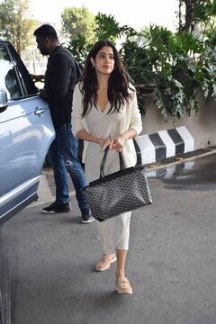 Janhvi Kapoor Bag Cost: सिंपल से आउटफिट पर जाह्नवी कपूर ने कैरी किया लाखों का बैग, डिजाइनर ब्राइडल लहंगे जितनी हैं इस पर्स की कीमत..