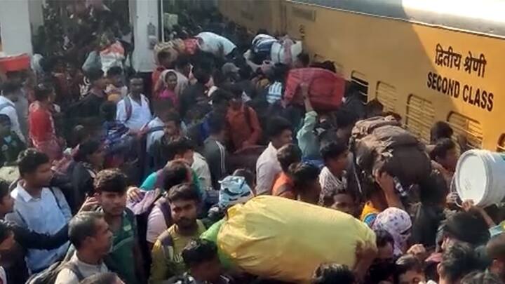 यानंतरही तुम्ही स्लीपर क्लासमधून बाहेर न पडल्यास 250 रुपये दंड भरून प्रवास सुरू ठेवू शकता. तुमच्याकडे 250 रुपये नसल्यास टीसी तुमचे चलान तयार करेल, ते तुम्हाला नंतर न्यायालयात सादर करावं लागेल.