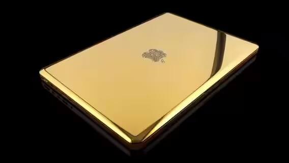 MacBook Pro 24 Karat Gold: हा लॅपटॉप जगातील चौथा सर्वात महाग लॅपटॉप आहे. त्याची किंमत $30,000 (अंदाजे रु. 2460000) आहे. Computer Choppers ने हा MacBook Pro 2013 मध्ये बनवला होता. लॅपटॉप 24 कॅरेट सोन्याने सजवण्यात आला आहे. लॅपटॉपचा अॅपल लोगो हिऱ्यांनी सजविण्यात आला आहे.