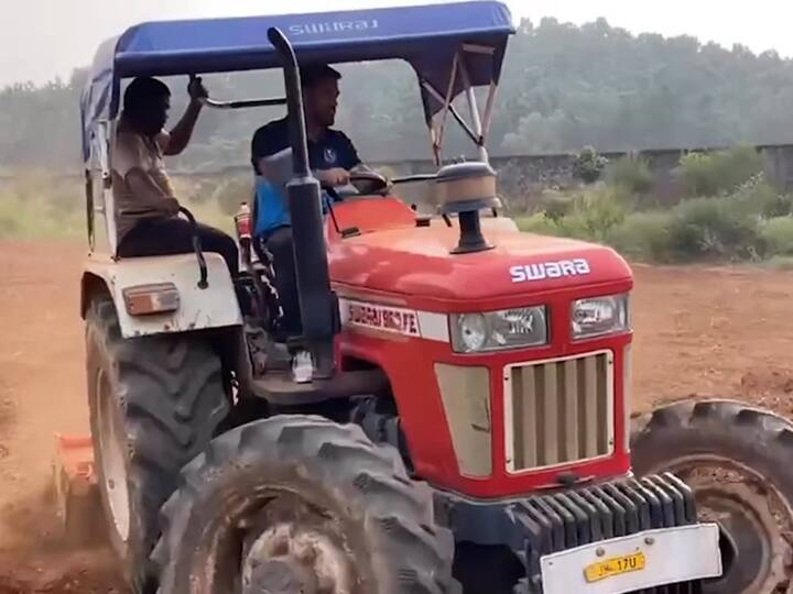 एमएस धोनीनं इन्स्टाग्रामवर हा व्हिडीओ पोस्ट केलाय. त्या व्हिडीओत धोनी शेतात ट्रॅक्टर चालवत असल्याचं दिसतेय.