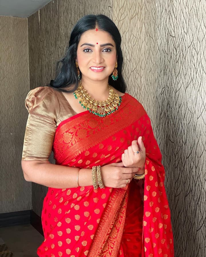 பிறந்து 41 நாட்கள் ஆன போதே, அபாஸ் எனும் படத்தில், கே.ஆர்.விஜயாவின் பேத்தியாக இடம்பெற்றார்.