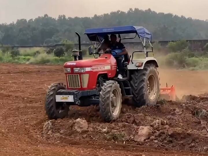 फावल्या वेळात धोनी शेतामध्ये आणि बाईकमध्ये आपला दिवस घालवत असतो... धोनीने शेतात ट्रॅक्टर चालवून नांगरणी करण्याचा आनंद घेतला आहे.