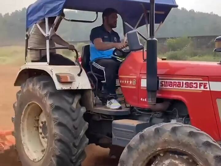 धोनीनं तब्बल दोन वर्षानंतर इन्स्टाग्रामवर पोस्ट केली आहे. तोही शेतात ट्रॅक्टर चालवतानाचा व्हिडीओ आहे. कोरोना काळात धोनीने टमाटर, गोबी, पपई अश्या अनेक फळ भज्यांची लागवड केली आहे.