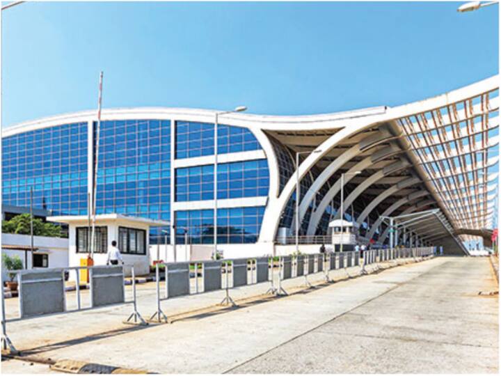 Goa: ब्रिटिश महिला की शिकायत पर दबोलिम हवाई अड्डा के निदेशक को नोटिस, एक कर्मचारी निलंबित Goa Airport Staff extortion harassment of wheelchair bound British national Authority took Action Goa: ब्रिटिश महिला की शिकायत पर दबोलिम हवाई अड्डा के निदेशक को नोटिस, एक कर्मचारी निलंबित