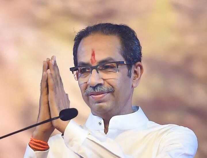 सर्वोच्च न्यायालयाने आधी निर्णय द्यावा. न्यायालयाच्या निर्णयाआधी निवडणूक आयोगाचा निर्णय नको असेही उद्धव ठाकरे म्हणाले.