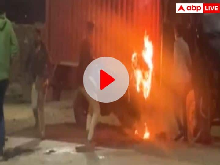 MP News driver committed self immolation in Indore died live video of Suicide ANN Indore Suicide Case: इंदौर में आत्मदाह का LIVE VIDEO, बीच सड़क ड्राइवर ने खुद को लगाई आग, इलाज के दौरान मौत