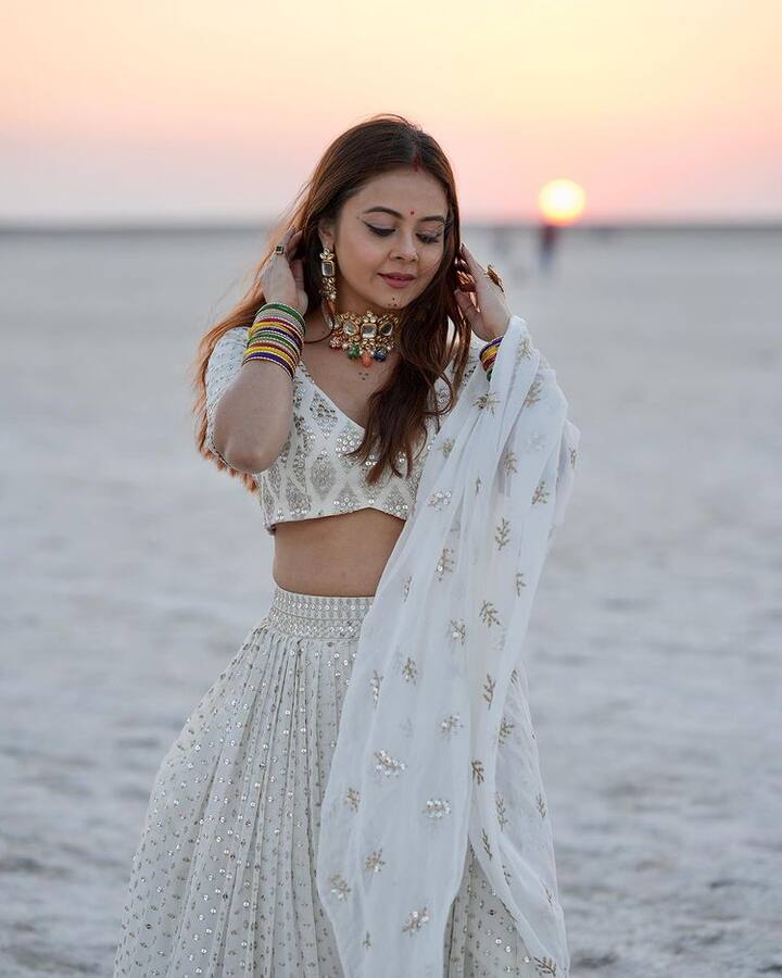 દેવોલિના અને શાહનવાઝ આ તસવીરોમાં સફેદ રંગના આઉટફિટમાં જોવા મળી રહ્યા છે. અભિનેત્રી તેના પતિ સાથે ખૂબ જ ખુશ દેખાઈ રહી છે.
