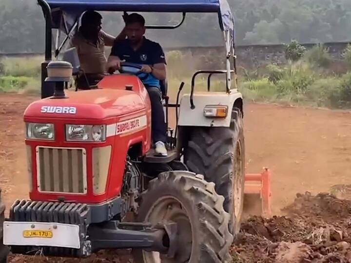 आता धोनी पुन्हा एकदा शेतात रमल्याचं पाहायला मिळालेय. धोनीचा ट्रॅक्टर चालवतानाचा एक व्हिडीओ सध्या तुफान व्हायरल होतोय.