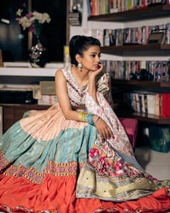 ట్రెడిషనల్ లుక్ లో అదరగొడుతోన్న ప్రియమణి, ఫోటోలు చూశారా?