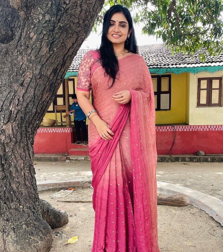 பிரபலமான ‘பாண்டியன் ஸ்டோர்ஸ்’ எனும் நாடகத்தில் தனம் கதாபாத்திரத்தில் நடித்து வருகிறார்