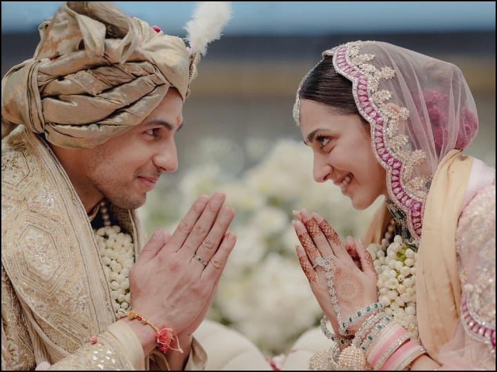 Sidharth Kiara Wedding Outfit: सिद्धार्थ मल्होत्रा और कियारा आडवाणी ने आखिरकार राजस्थान के जैसलमेर के सूर्यगढ़ पैलेस में करीबी दोस्तों और परिवार के सदस्यों की मौजूदगी में शादी के बंधन में बंध गए.