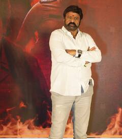 Balakrishna Phone : బాలకృష్ణ ఏ ఫోన్ వాడుతున్నారో చూశారా? పాకెట్‌లో ఎలా స్టైలుగా పెట్టారో?