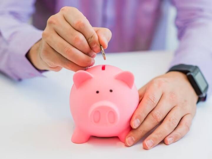 यह योजना केंद्र सरकार की प्रधानमंत्री प्रधानमंत्री वय वंदना योजना PMVVY है. इसमें 7.40 फीसदी का सालाना ब्याज दिया जाता है.  (PC- Freepik.com)