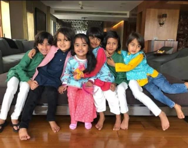 ये इस शाही घर का लिविंग रूम भी है. जहां पर ग्रे कलर के सोफे लगाए गए हैं और दीवारों पर आपको ब्राउन कलर देखने को मिलेगा.