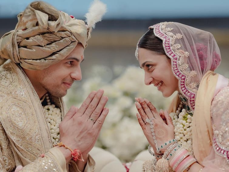 Sidharth Malhotra Touched Kiara Advani Feet During Wedding Ceremony Report திருமணத்தில் மணமகள் கியாரா காலைத் தொட்டு கும்பிட்ட சித்தார்த் மல்ஹோத்ரா... வியக்கும் பாலிவுட் வட்டாரம்!