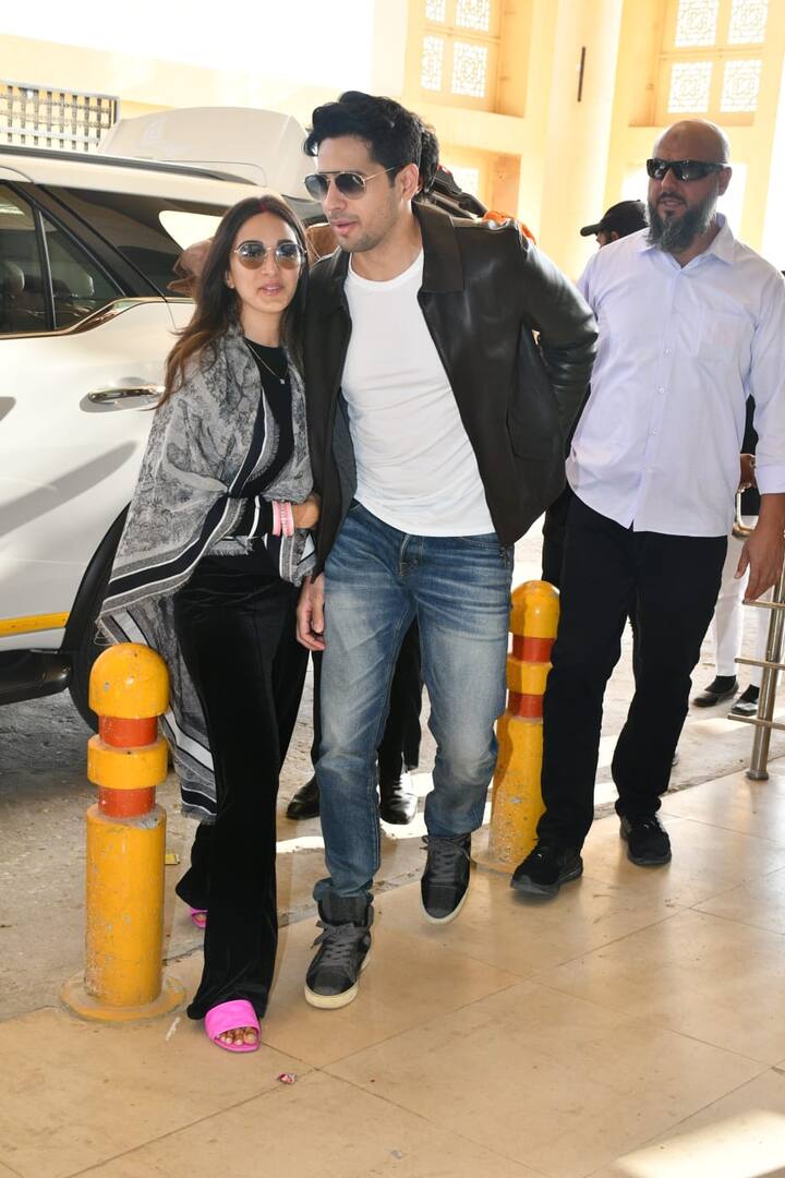 বিয়ের পরে প্রথমবার প্রকাশ্যে সিদ্ধার্থ মলহোত্র (Siddharth Malhotra) ও কিয়ারা আডবাণী (Kiara Advani)। বিমানবন্দরে ক্যামেরাবন্দি নবদম্পতি।