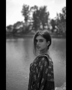 Dushara Vijayan : ‘ப்ளாக் அண்ட் வொயிட் கண்ணு உன்னப் பாத்தா கலரா மாறுதே..’ துஷாரா வெளியிட்ட விண்டேஜ் க்ளிக்ஸ்!