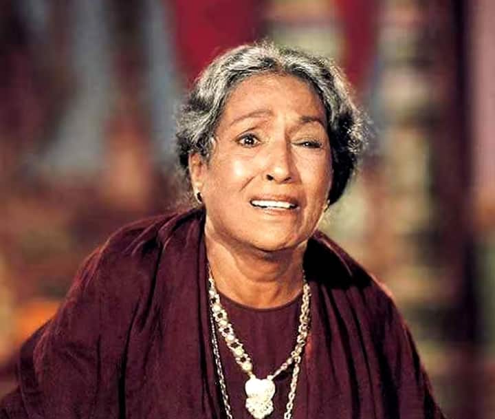 अगर हम ललिता पवार (Lalita Pawar) की बात करते हैं तो उन्हें अपनी एक्टिंग से घर-घर में जाना पहचाना जाता है. लेकिन जब उनके जीवन के आखिरी पल आए तब वह पूरी तरीके से अकेली हो चुकी थी. एक्ट्रेस को कैंसर हो गया जिस वजह से वह इलाज के कारण पूरी तरीके से फिल्म इंडस्ट्री से गायब ही हो गई. (Photo- Instagram)