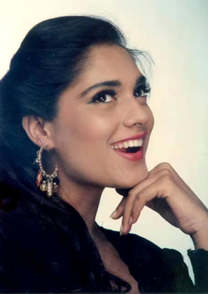 वहीं अगर हम अनु अग्रवाल (Anu Agarwal) की बात करें तो उन्होंने 1990 में आई फिल्म आशिकी में किरदार निभाया जहां से वह एक बड़ी स्टार बन गयी थी. लेकिन 6 सालों में ही एक्ट्रेस ने फिल्मी दुनिया को अलविदा कह दिया. वही एक सड़क हादसे में एक्ट्रेस का पूरा चेहरा भी खराब हो गया और अब वह गुमनामी की जिंदगी जीती नजर आती हैं. (Photo- Instagram)