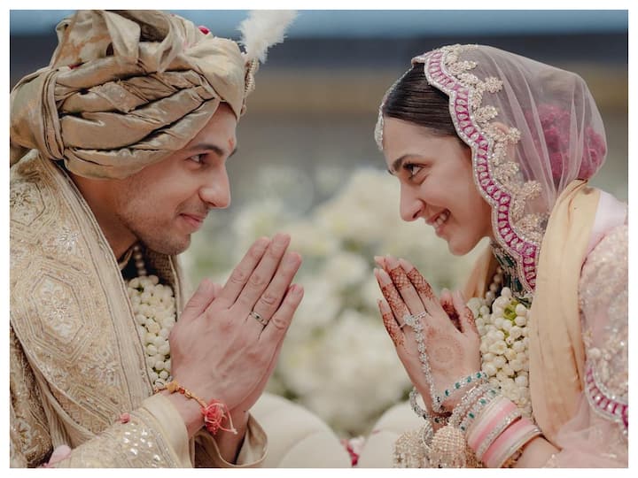 Sidharth Malhotra Touched Kiara Advani's Feet During Wedding Ceremony: Report Sidharth Malhotra Touched Kiara Advani's Feet During Wedding Ceremony: Report