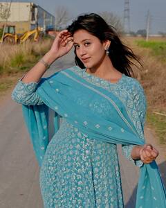 Anjali Arora Photos: अंजलि अरोड़ा ने ट्रेडिशनल लुक में बिखेरा जलवा, बीच सड़क पर दिए ऐसे पोज, फैंस को बना लिया अपना दीवाना