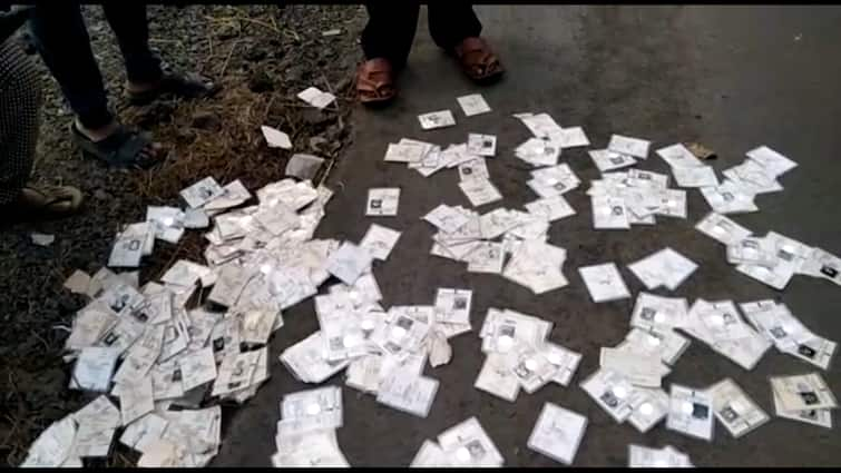 South 24 Pargana basanti Hundreds of voter cards were recovered from the road side South 24 Pargana: সাতসকালের রাস্তার ধার থেকে উদ্ধার শতাধিক ভোটার কার্ড