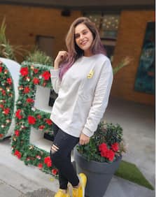 Shrutika Arjun : புதிய செட்..புதிய மக்கள்..புதிய புகைப்படங்கள்..சின்னத்திரையில் கலக்கி வரும் ஸ்ருத்திகா அர்ஜுன்!