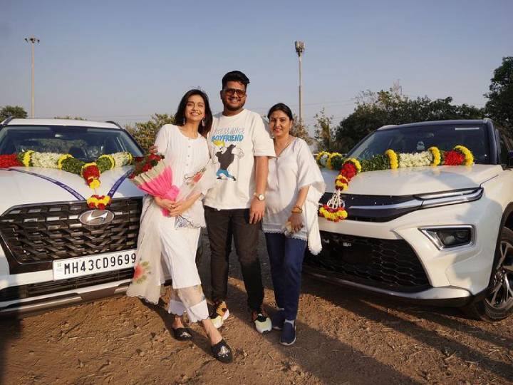 Divya Agarwal Car Collection: ‘बिग बॉस ओटीटी’ की विनर रह चुकीं एक्ट्रेस दिव्या अग्रवाल ने सोशल मीडिया पर अपनी दो कारों की तस्वीरें शेयर की हैं. जानिए उनकी कार की कीमत के बारे में.