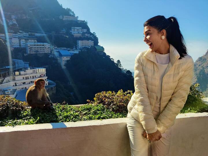 जैकलीन फर्नांडिस की इन फोटो की पीछे माता वैष्णों देवी के भवन का नजारा साफ देखा सकता है. साथ ही जैकलीन फर्नांडिस की भी व्हाइट आउटफिट में तिलक लगाए हुए बंदर के साथ मस्ती करती दिखाई दे रही हैं.