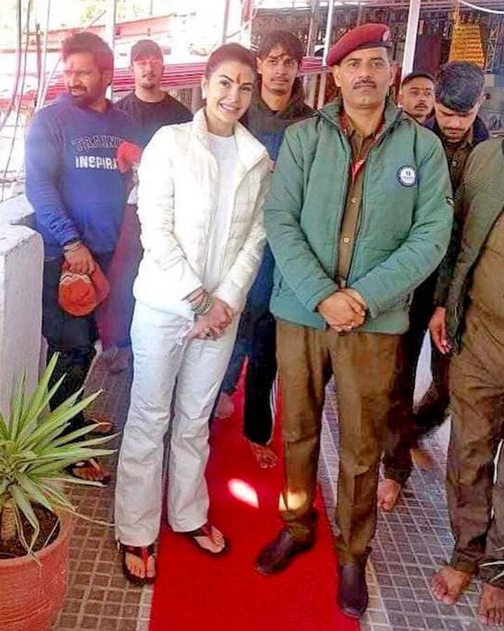 इसके अलावा जैकलीन फर्नांडिस ने स्थानीय सुरक्षा बल के ऑफिसर और फैंस के साथ तस्वीरें भी क्लिक कराईं हैं.