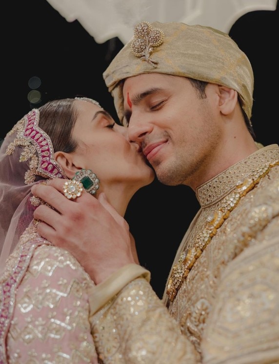 Sidharth-Kiara Wedding: सिद्धार्थ-कियारा ही नहीं बॉलीवुड के इन सेलेब्स ने भी अपनी शादी में किया है एक-दूसरे को किस