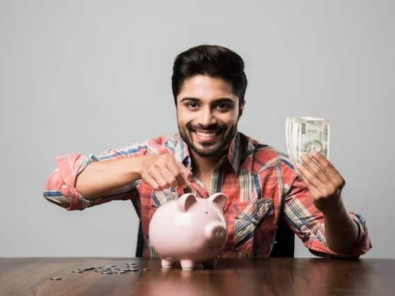 નેશનલ સેવિંગ્સ સર્ટિફિકેટ હેઠળ તમે ઇચ્છો તેટલા પૈસા જમા કરાવી શકો છો. આ અંતર્ગત વાર્ષિક રિટર્ન 7 ટકા સુધી અને પાકતી મુદત 5 વર્ષ છે. (PC - Freepik.com)