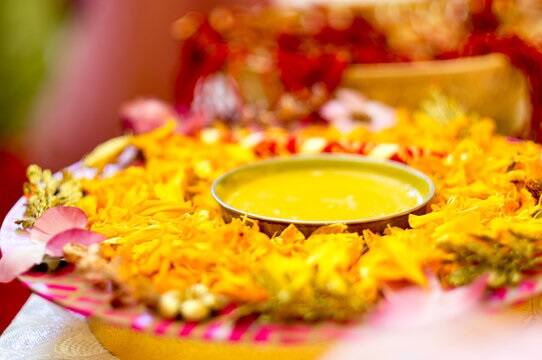 હળદર- કુદરતી ચમક મેળવવા માટે હળદરનો ઉપયોગ કરી શકાય છે. વાસ્તવમાં, એક સંશોધનમાં જાણવા મળ્યું છે કે હળદરમાં પોલિફીનોલ્સ મળી આવે છે. હળદરમાં જોવા મળતા પોલિફીનોલ્સ ત્વચામાં મેલાનિન (કુદરતી રંગદ્રવ્ય) ના ઉત્પાદનને રોકવામાં મદદ કરી શકે છે.