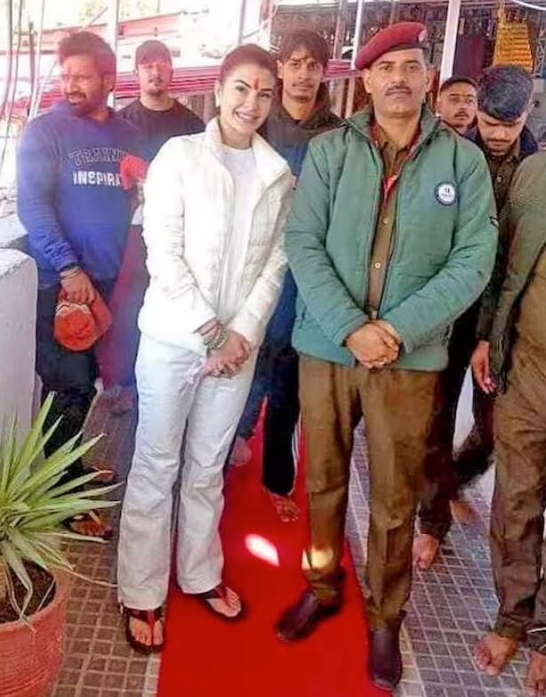 ਇਸ ਤੋਂ ਇਲਾਵਾ ਜੈਕਲੀਨ ਫਰਨਾਂਡੀਜ਼ ਨੇ ਸਥਾਨਕ ਸੁਰੱਖਿਆ ਬਲ ਦੇ ਅਧਿਕਾਰੀਆਂ ਅਤੇ ਪ੍ਰਸ਼ੰਸਕਾਂ ਨਾਲ ਤਸਵੀਰਾਂ ਵੀ ਕਲਿੱਕ ਕੀਤੀਆਂ ਹਨ।