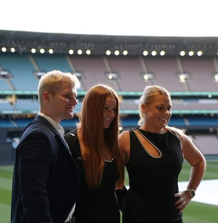 अब निधन के तकरीबन 11 महीने बाद शेन वॉर्न की संपत्ति का बंटवारा हो गया है. दरअसल, इस बंटवारे में शेन वॉर्न की पूर्व पत्नी को 1 रूपए तक नहीं मिल पाया. (फोटो क्रेडिट- सोशल मीडिया)