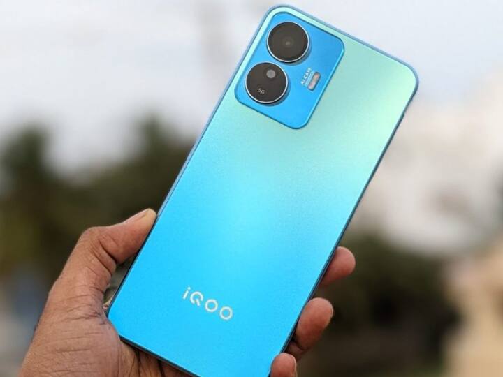 तीसरा स्मार्टफोन iQOO Z6 Lite 5G है. इस स्मार्टफोन को आप दो स्टोरेज ऑप्शन 4/64GB और 6/128GB में खरीद सकते हैं. बेस वैरिएंट की कीमत 13,999 रुपये है जबकि टॉप एंड वैरिएंट की कीमत 15,999 रुपये है. दोनों ही स्मार्टफोन में आपको स्नैपड्रैगन 4rth जनरेशन 1 चिपसेट का सपोर्ट मिलता है. इस स्मार्टफोन में आपको 5000 एमएएच की बैटरी मिलती है.