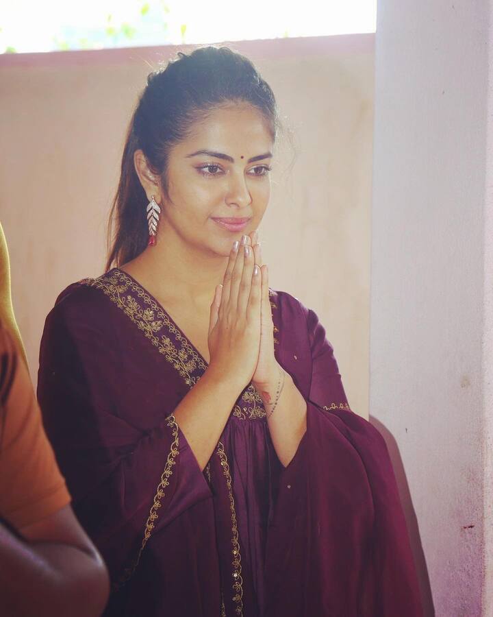తిరుపతి, విజయవాడ కనకదుర్గ అమ్మవారి అలయాలకు వెళ్ళి ప్రత్యేక పూజలు చేయించింది. Image Credit: Avika Gor/ Instagram