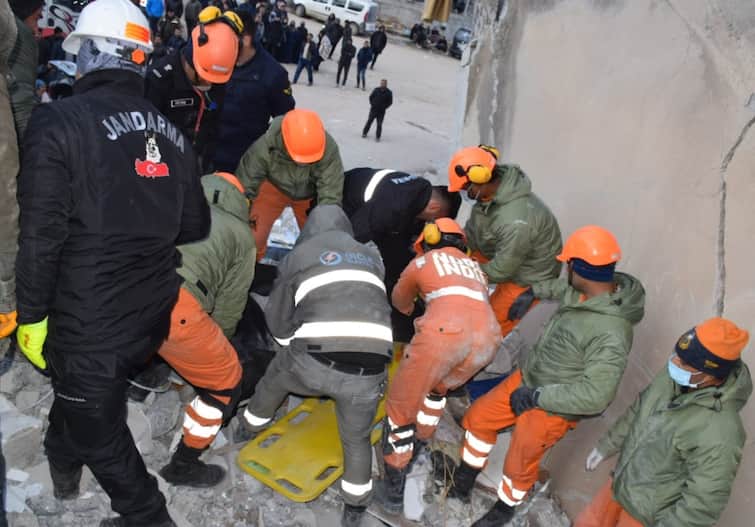 Turkey Earthquake:  Army medical, NDRF teams land in Turkey with relief material Turkey Earthquake: તુર્કીમાં ભારતીય સૈન્યએ સંભાળ્યો મોરચો, ફીલ્ડ હોસ્પિટલમાં ઇજાગ્રસ્તોને અપાઇ રહી છે સારવાર