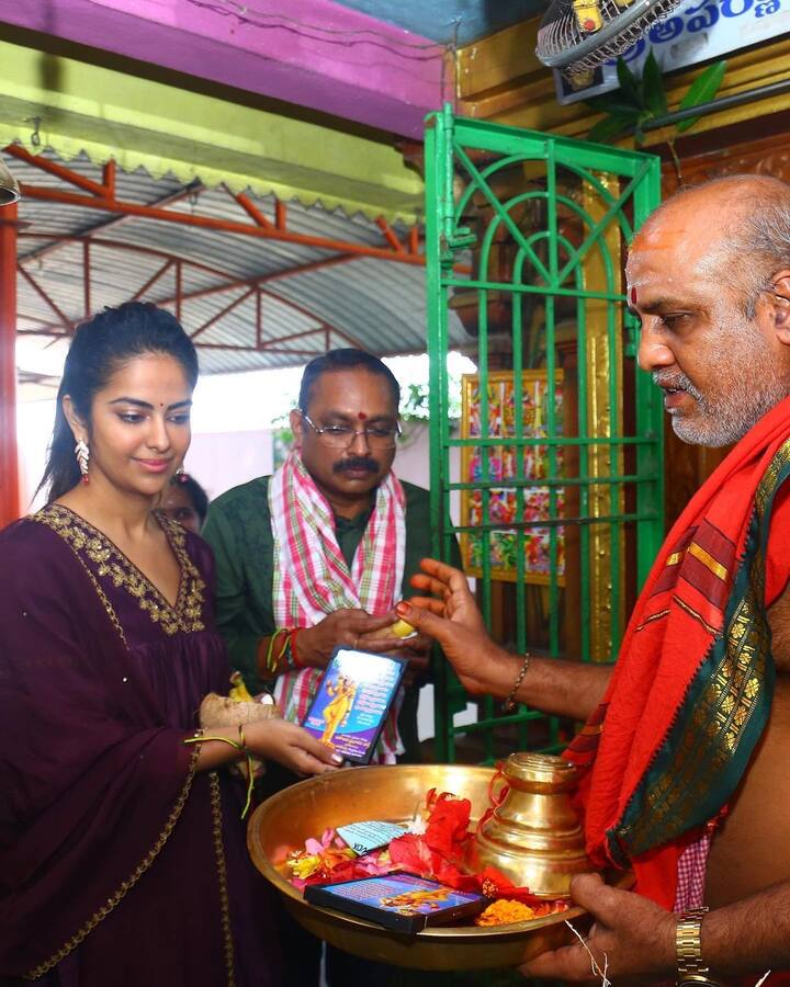 పూజలో పాల్గొన్న పాప్ కార్న్ చిత్ర బృందం. Image Credit: Avika Gor/ Instagram