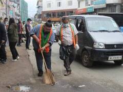 सड़क पर झाड़ू लगाते नजर आए नागालैंड के मंत्री तेमजेन, मजाकिया अंदाज में शेयर किया फोटो- देखें