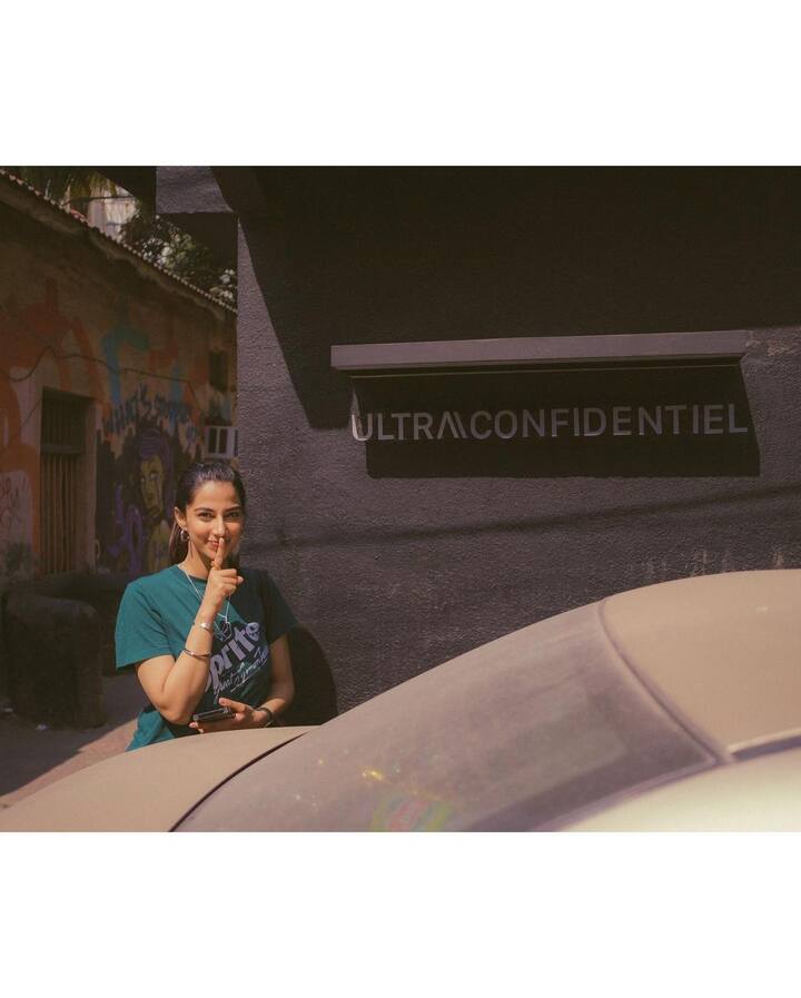 ముంబైలో మీనాక్షి చౌదరి -Image Credit: Meenakshi chaudhary/Instagram