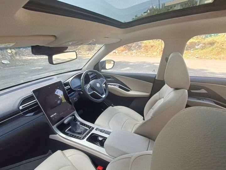 2. The cabin quality also has a big jump with a nice blend of materials which is necessary for a car of this class. There are soft-touch materials across the dashboard along with a new design for AC vents. The look of the larger touchscreen is also crucial and elevates the cabin experience. Even the gear selector is all new.