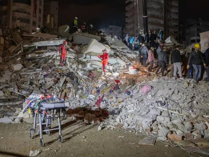 Turkiye Syria earthquake burying dead bodies cemetery overflowing cemeteries Turkiye Earthquake: तुर्किए में इतनी लाशों को दफनाने का काम कैसे हो रहा है, आखिर सन्नाटे की जगह कब्रिस्तान में कैसा मातमी हुजूम