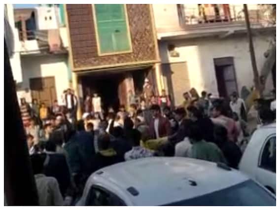 Baghpat Video: दूल्हे के फूफा को नहीं मिला पनीर तो शादी बन गई अखाड़ा, जमकर चले लात-घूसे, वायरल हुआ वीडियो