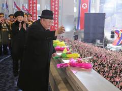 North Korea: किम जोंग उन ने दुनिया को दिखाई मिसाइल की ताकत, बेटी के साथ आए नजर, देखें तस्वीरें