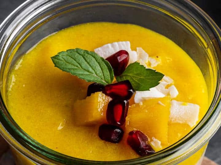 स्ट्रॉबेरी, खुबानी, कीवी लें और छोटे क्यूब्स में काट लें.कस्टर्ड घोल तैयार करने के लिये थोड़े से दूध में कस्टर्ड पाउडर और चीनी मिला लीजिये.