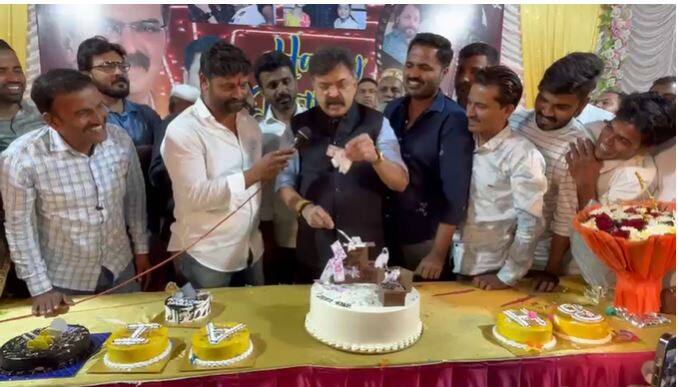 त्यामुळे केक कापून आव्हाड नक्की कोणावर निशाणा साधत आहेत याची ठाण्यात चर्चा होत आहे