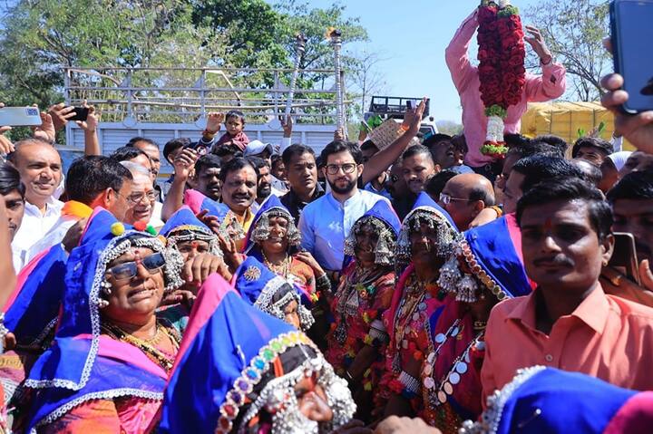 युवासेना प्रमुख आदित्य ठाकरे यांनी औरंगाबादच्या गेवराई तांडा येथे बंजारा समाजातील माता भगिनी आणि स्थानिकांचे स्वागत स्वीकारून आजच्या दिवशीच्या शिवसंवाद दौऱ्यास सुरुवात केली.