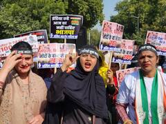 महिला कांग्रेस ने निकाली आक्रोश रैली, केंद्र के बजट को बताया 'जन विरोधी'